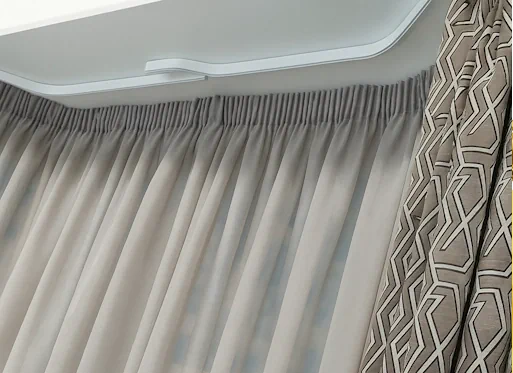 Bay curtain track with smooth running bends and lots of support